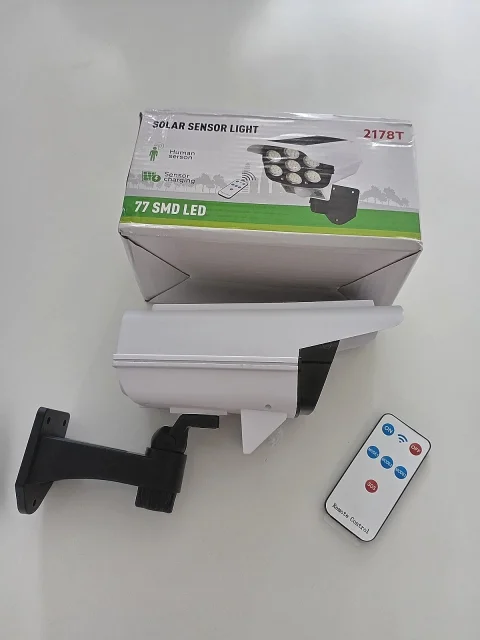 Solarni led reflektor sa senzorom pokreta i senzorom lažne kamere