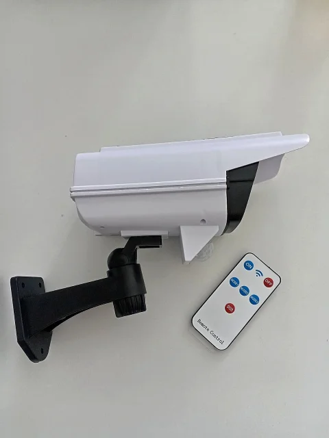 Solarni led reflektor sa senzorom pokreta i senzorom lažne kamere